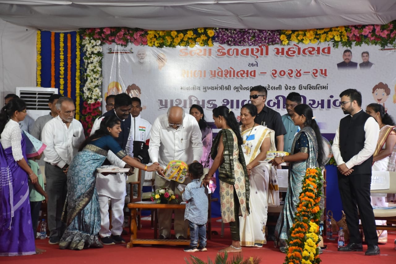 રાજ્યવ્યાપી શાળા પ્રવેશોત્સવના પ્રથમ દિવસે વનવાસી ડાંગ જિલ્લાના સરહદી ગામ બીલીઆંબામાં આવેલી બાળકોની પ્રાથમિક શાળા. પ્રસંગે ભુલકાને શૈક્ષણિક કીટનું વિતરણ કરી શાળાના તેજસ્વી વિદ્યાર્થીઓનું સન્માન કર્યું હતું. આજના પ્રસંગે શાળાના વિદ્યાર્થીઓએ પર્યાવરણ અને ટેકનોલોજી જેવા વિષયો પર ખૂબ જ આત્મવિશ્વાસ સાથે પોતાના વિચારો રજૂ કર્યા હતા. છેવાડા ગામની શાળાના વિદ્યાર્થીઓ આટલું સુંદર અને વૈશ્વિક મુદ્દાઓ પર મનોમન અભ્યાસ કરી રહ્યા છે તે જોઈને આનંદ થયો.